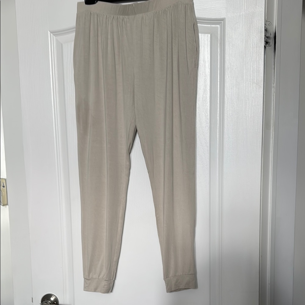 Kyte Baby Women’s Medium Oat Long Sleeve Jogger Pajama Set - Picture 6 of 11